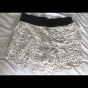WET SEAL OFF WHITE LACE SHORTS